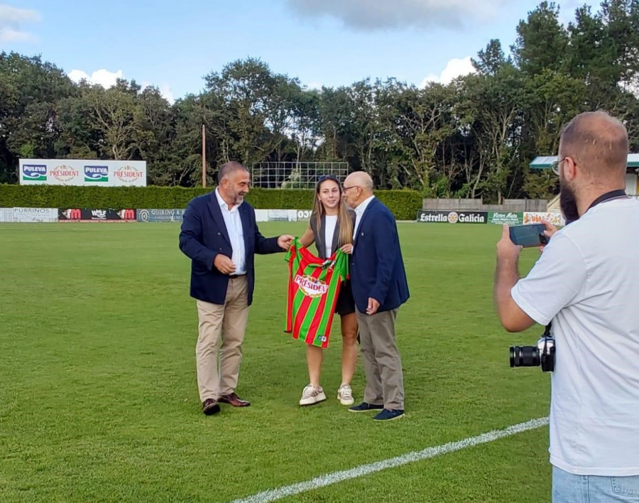 Derrota del Bergantiños con saque de honor de Athenea del Castillo