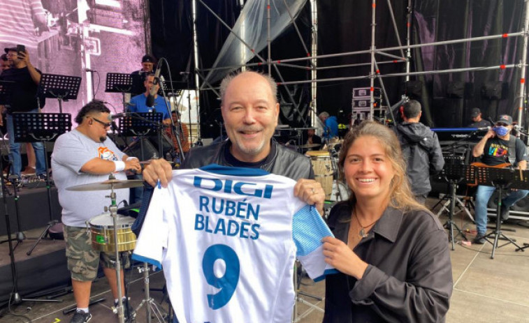 El Depor le regala una camiseta a Rubén Blades