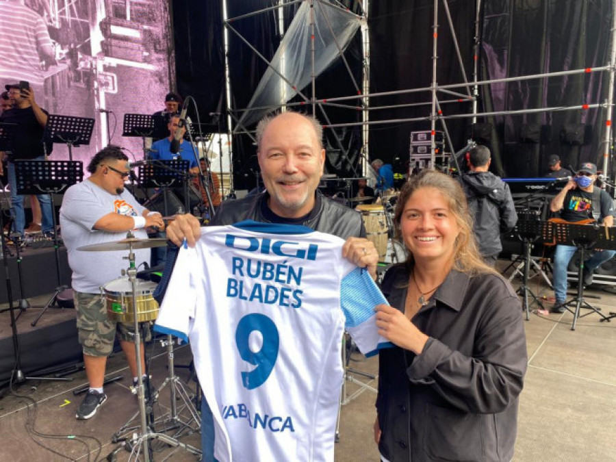 El Depor le regala una camiseta a Rubén Blades