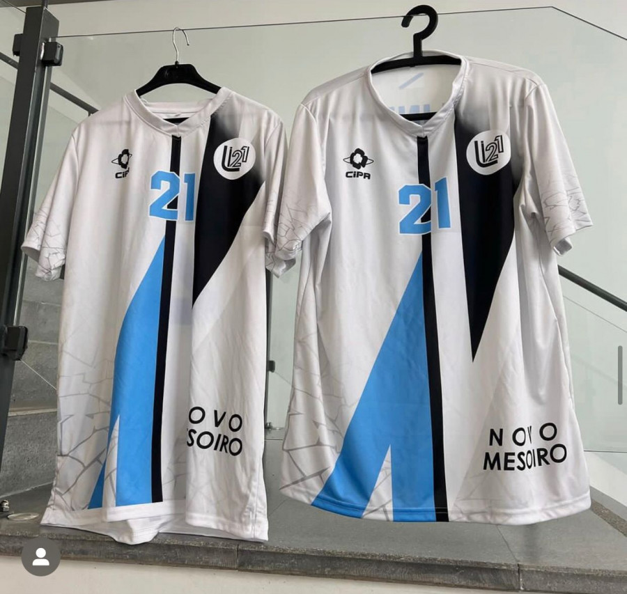 Los vecinos de Novo Mesoiro lanzan una camiseta de apoyo al club de balonmano