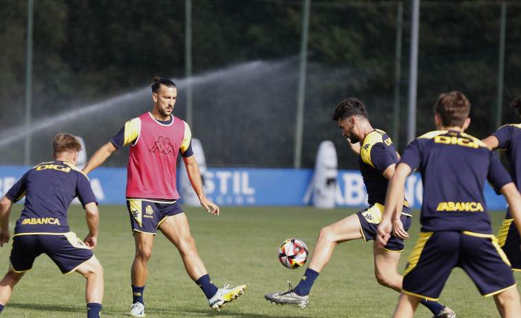 El central Pablo Martínez entrena con el grupo en Abegondo