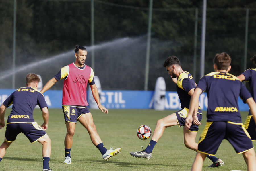 El central Pablo Martínez entrena con el grupo en Abegondo