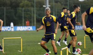 Salva Sevilla, al margen, en el primer entrenamiento del Depor
