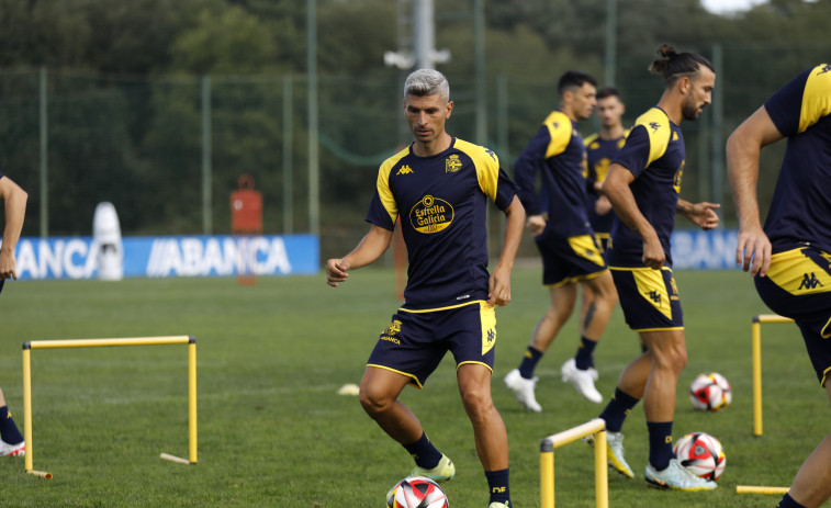 Salva Sevilla, al margen, en el primer entrenamiento del Depor