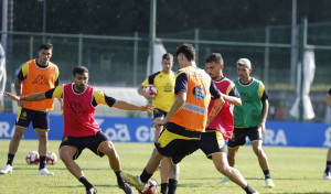 Yeremay, baja prolongada, y Salva Sevilla, con el grupo al inicio y después al margen