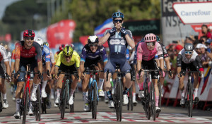 Alberto Dainese se impone en Íscar y Kuss sigue líder