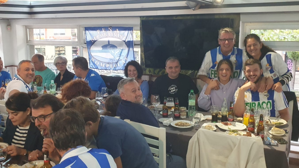 La afición del Depor arropa al equipo en Salamanca