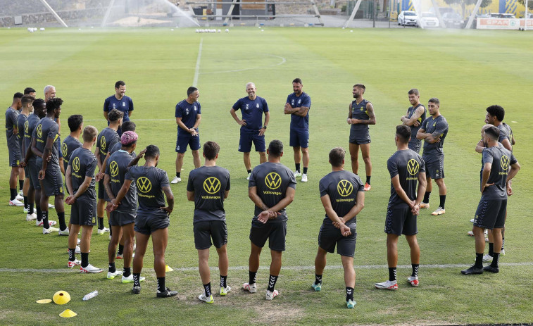 Los jugadores de la UD Las Palmas que perdieron el avión viajarán a Sevilla en un chárter