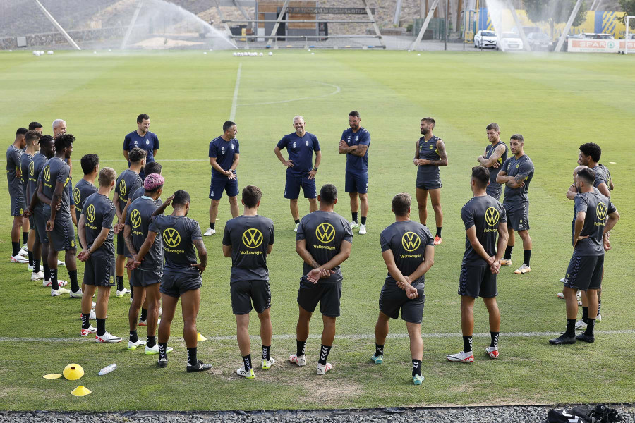 Los jugadores de la UD Las Palmas que perdieron el avión viajarán a Sevilla en un chárter