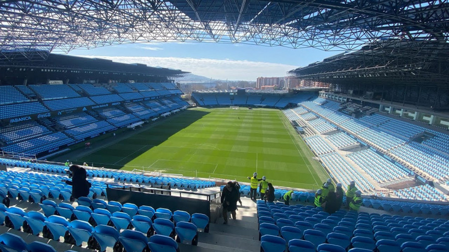 El Celta cambia por cuarta vez el césped de Balaídos