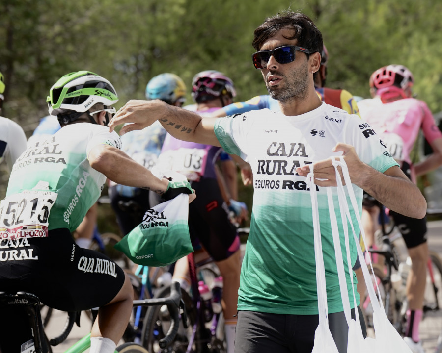 Pablo Torres, el coruñés que cuida a los ciclistas de la Vuelta