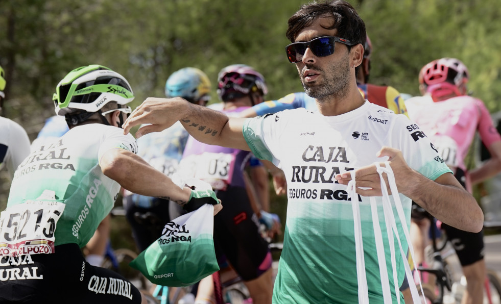Pablo Torres, el coruñés que cuida a los ciclistas de la Vuelta