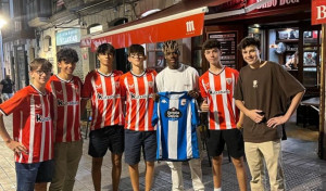 Nico Williams posa con la camiseta del Deportivo