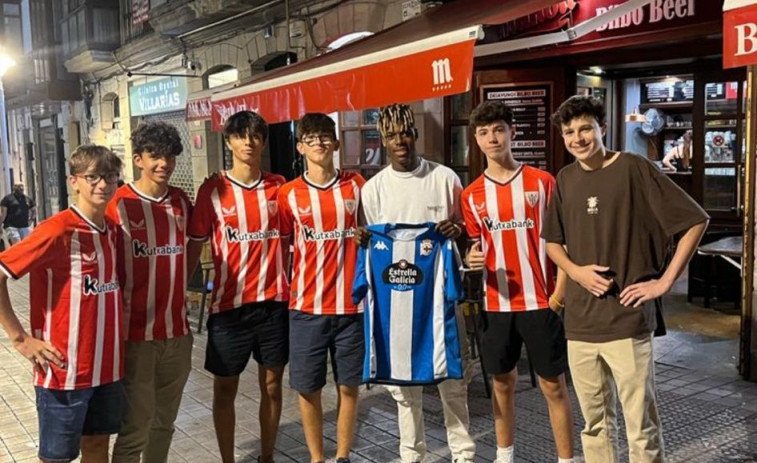 Nico Williams posa con la camiseta del Deportivo