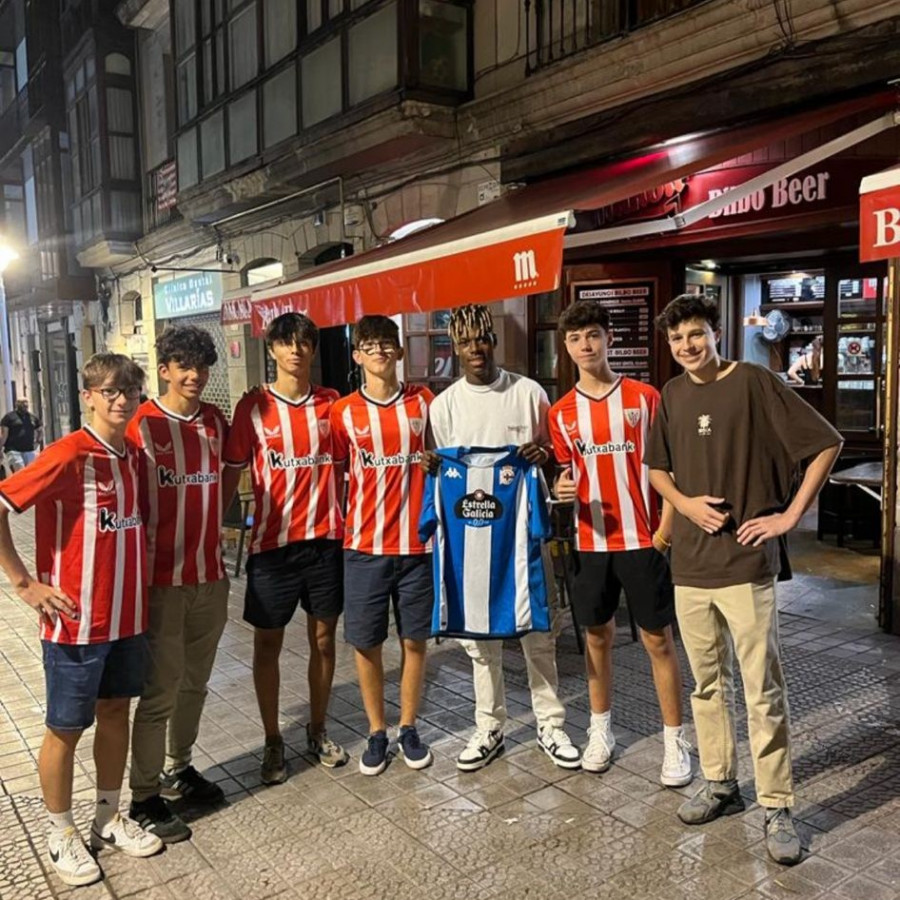 Nico Williams posa con la camiseta del Deportivo