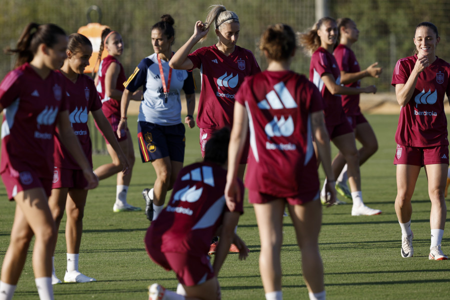 La selección española femenina, camino de Suecia expectante