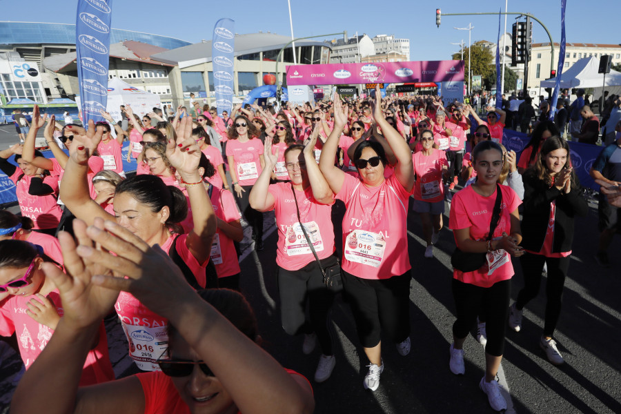 Más de 5.000 personas rinden homenaje a las jugadoras del Deportivo Abanca en la Carrera de la Mujer de A Coruña