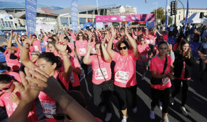 Más de 5.000 personas rinden homenaje a las jugadoras del Deportivo Abanca en la Carrera de la Mujer de A Coruña