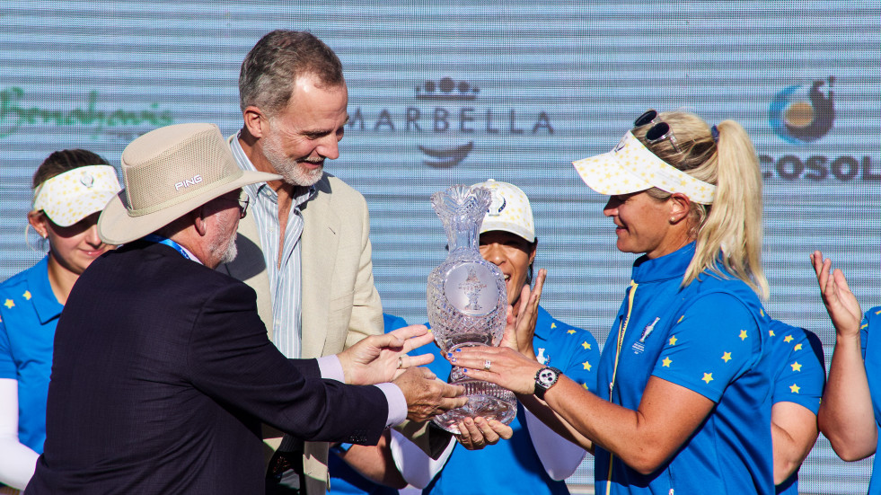 El Rey entrega la copa Solheim al equipo europeo