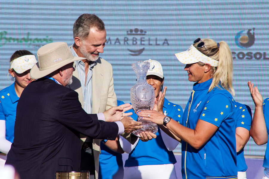 El Rey entrega la copa Solheim al equipo europeo