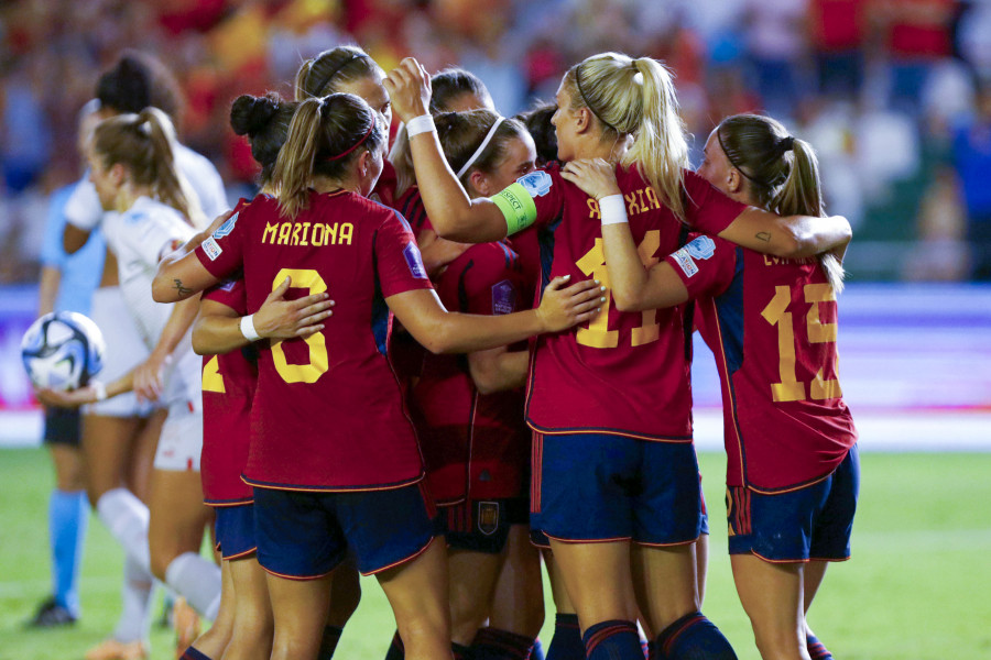 La selección española completa su primer entrenamiento sin ocho jugadoras sobre el césped