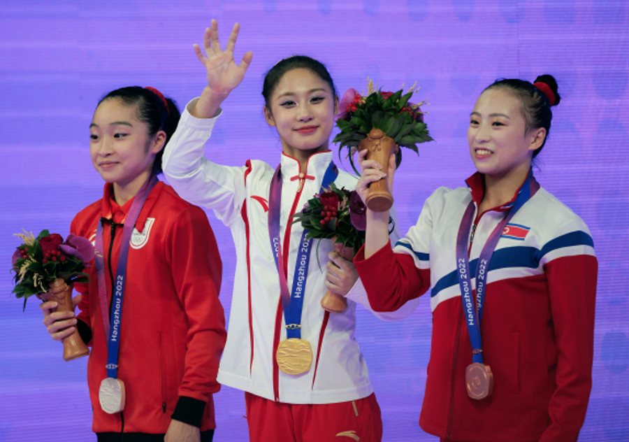 Zuo Tong, oro en gimnasia artística femenina en Hangzhou