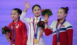 Zuo Tong, oro en gimnasia artística femenina en Hangzhou