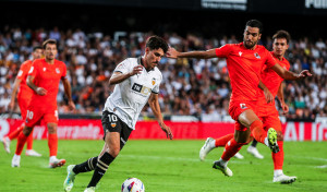 La Real Sociedad desgasta a un Valencia peleón e inferior