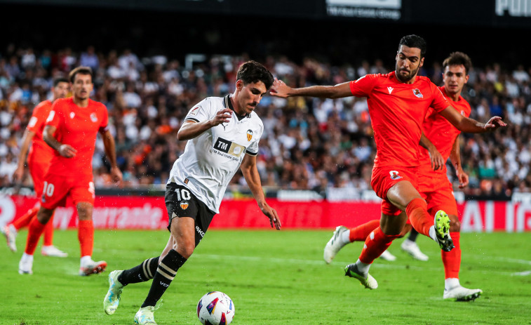 La Real Sociedad desgasta a un Valencia peleón e inferior