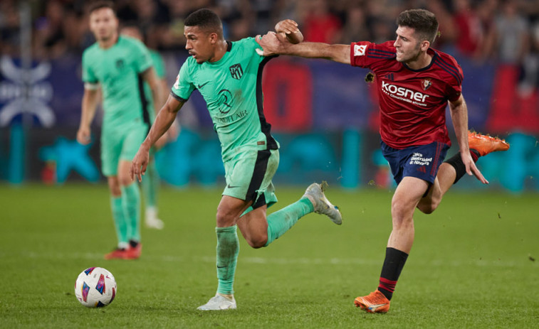 El Atlético alarga su idilio en El Sadar con polémica