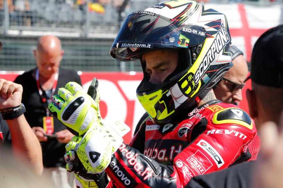 Bautista gana la carrera 1 de Portimao y certifica el título de Ducati