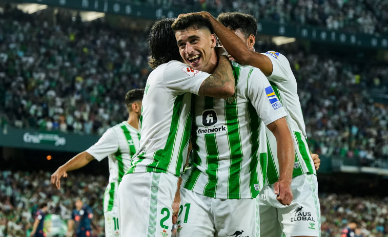 El Betis se reencuentra a costa de un vulgar Valencia (3-0)