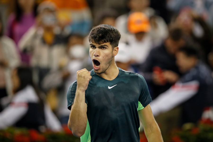 Alcaraz alcanza las semifinales en Pekín tras doblegar a Ruud por 6-4 y 6-2