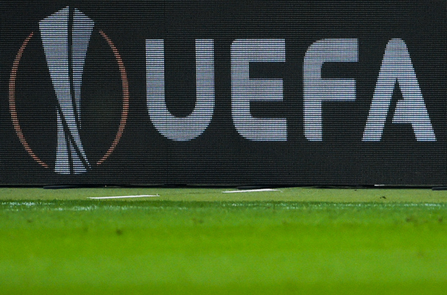 La UEFA sanciona al Barcelona por comportamiento racista de sus aficionados