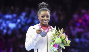 Simone Biles debe conformarse con la plata en salto tras errar en el 