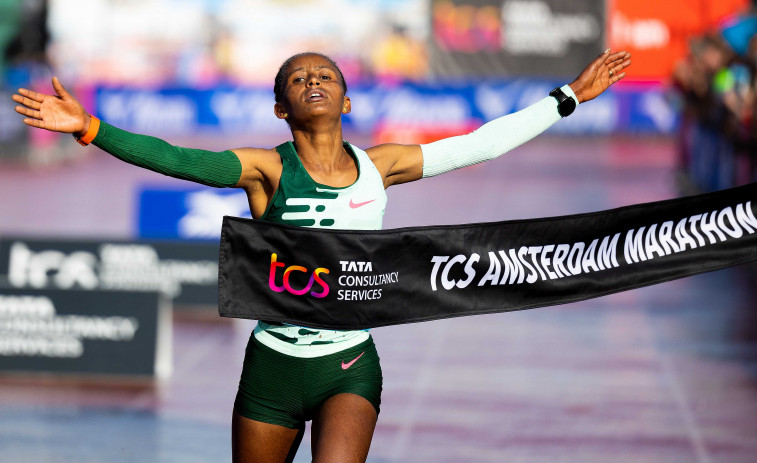 Victorias de la etíope Meseret Belete y del keniano Joshua Belet en la maratón de Amsterdam