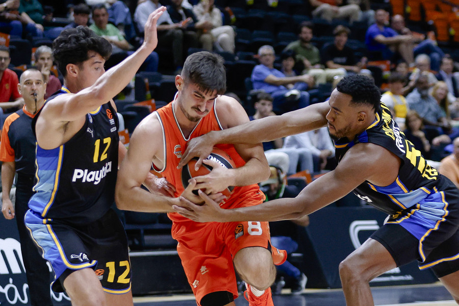 Claver y Jovic desbordan al Maccabi en un duelo marcado por medidas de seguridad (75-66)