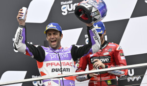 Zarco logra su primera victoria, Martín se 