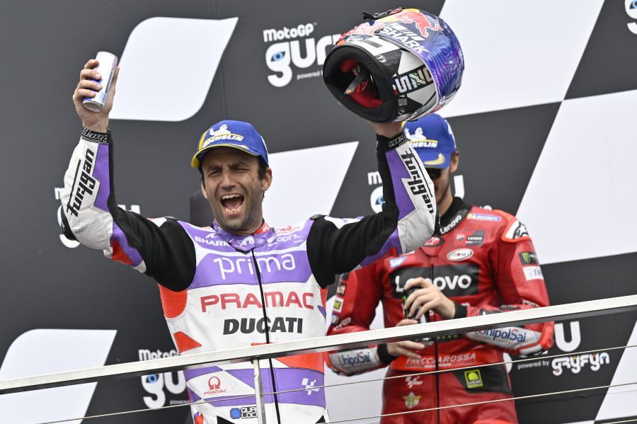 Zarco logra su primera victoria, Martín se "suicida" con los neumáticos