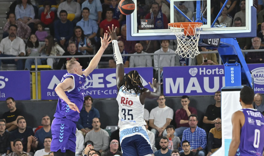 Zunder Palencia logra su primera victoria en la Liga Endesa ante el Río Breogán (74-59)