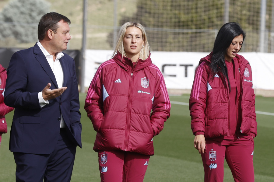 España, con una Jenni Hermoso sonriente, empieza la concentración en Las Rozas