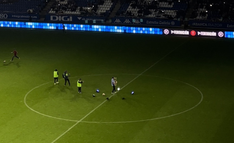 Saxofonista y juego de luces en un nuevo 'espectáculo' en el descanso de Riazor
