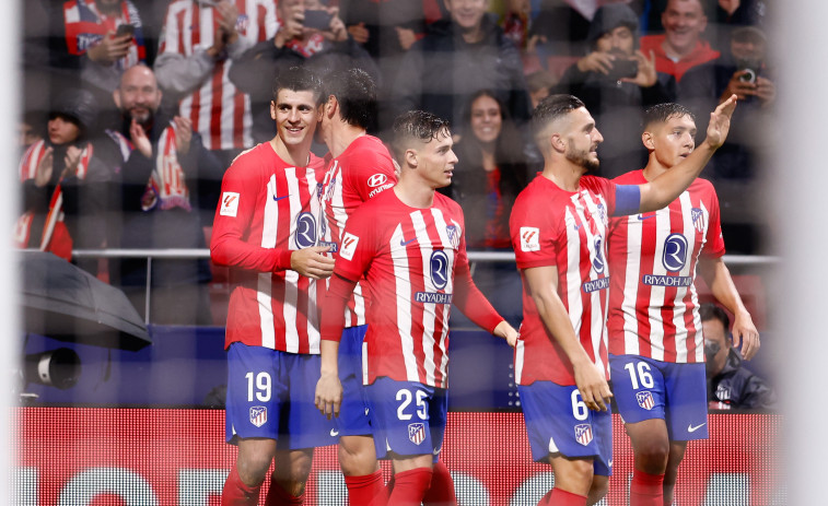 El Atlético gana con suspense al Alavés (2-1)