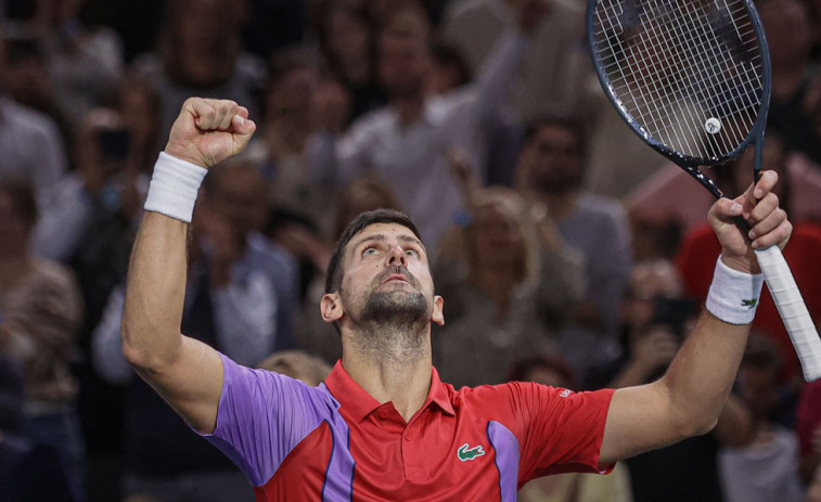Djokovic sobrevive a la tormenta y se clasifica para sus décimos cuartos de final del año