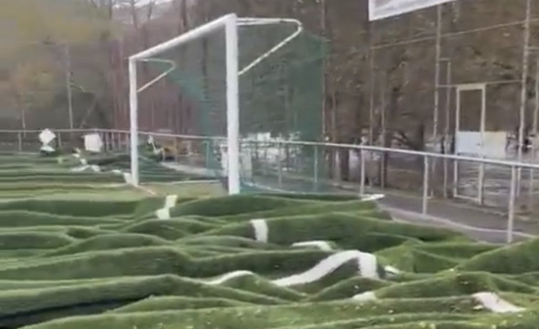 El temporal destroza el campo de fútbol de Ponte Caldelas