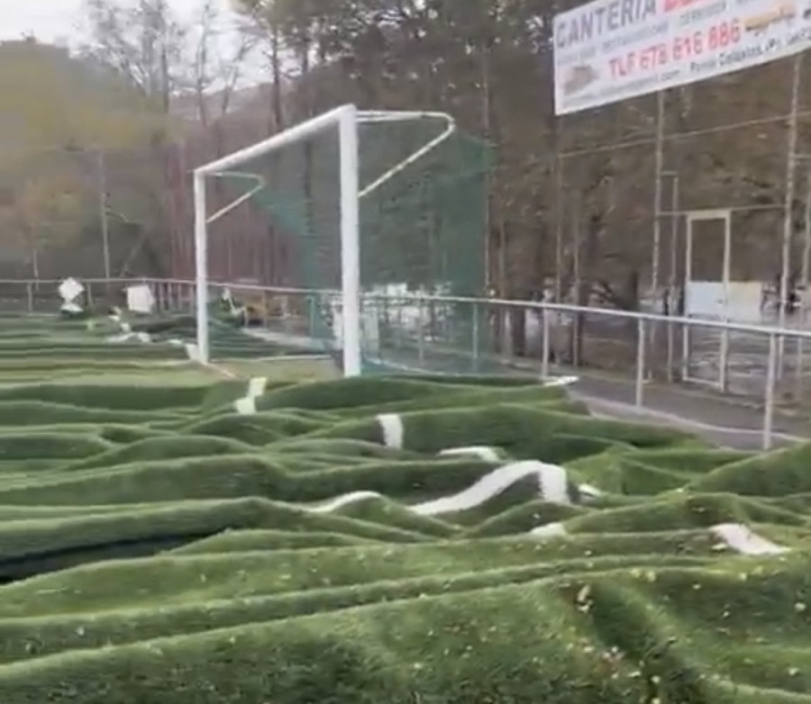 El temporal destroza el campo de fútbol de Ponte Caldelas