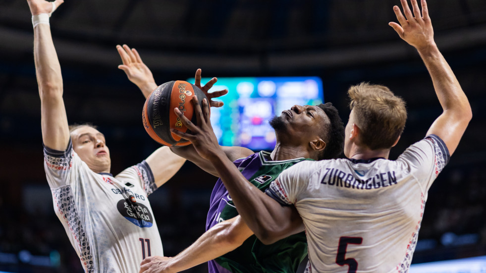 El Unicaja frena el ímpetu del Monbus Obradoiro y sigue imparable (87-74)