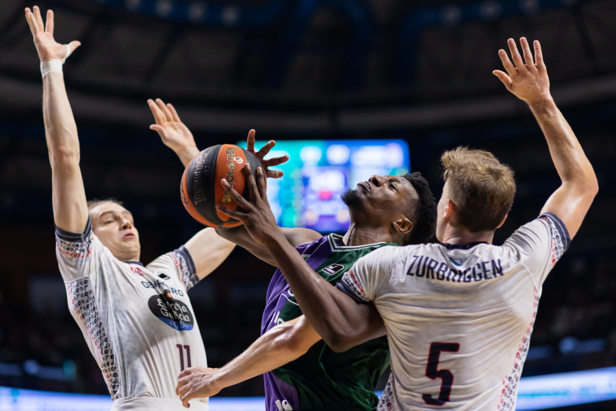 El Unicaja frena el ímpetu del Monbus Obradoiro y sigue imparable (87-74)