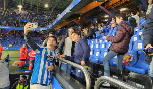 El cantante coruñés Iñigo Quintero visita Riazor tras convertirse en el top 1 mundial