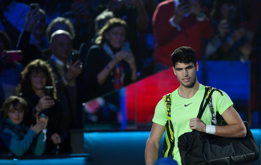 Alcaraz desespera a Rublev y firma su primera victoria en las Finales ATP